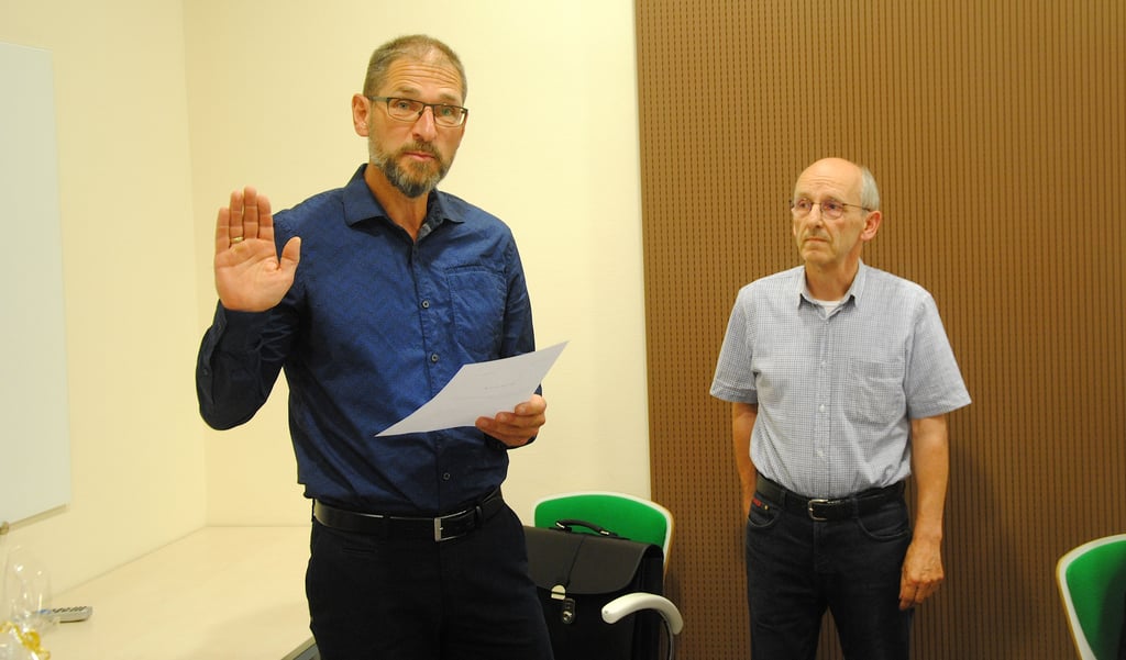 Mario Rosenbaum (rechts) als ältester anwesender Gemeindevertreter nahm Enrico Lehnemann im Rat den Amtseid ab.