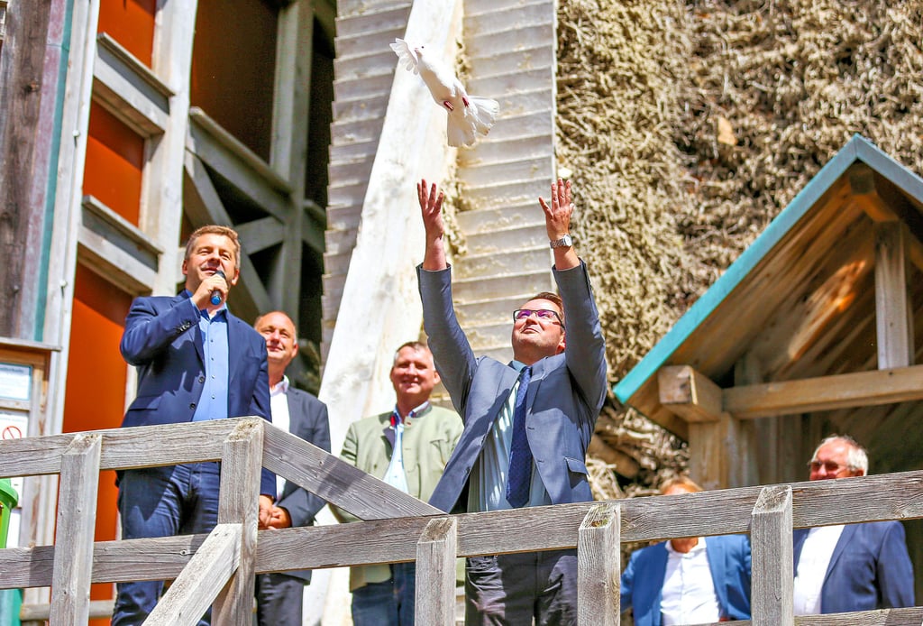 Schulze im Doppelpack: Wirtschaftsminister Sven (l.) vertrat das Land als Hauptgeldgeber, Bürgermeister Christoph entließ eine Taube als Glücksbringer.