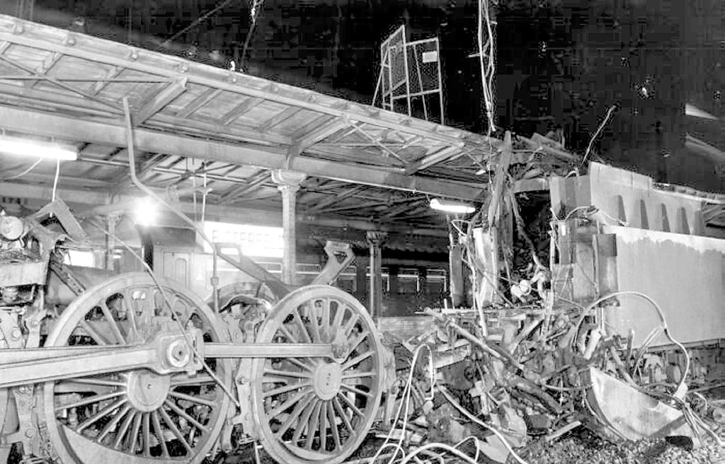 Massive Schäden: Der explodierte Kessel hat das Führerhaus der Lokomotive auf dem Bitterfelder Bahnhof weggerissen.