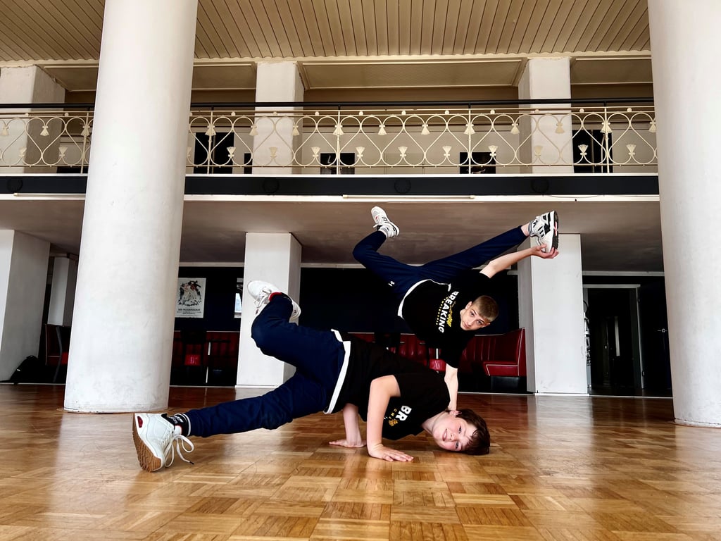 Breakdancer Lasse Kiesendahl (vorn) und Jan Müller beim Training in der ehemaligen Bar des "Stadt Prag" in Magdeburg.