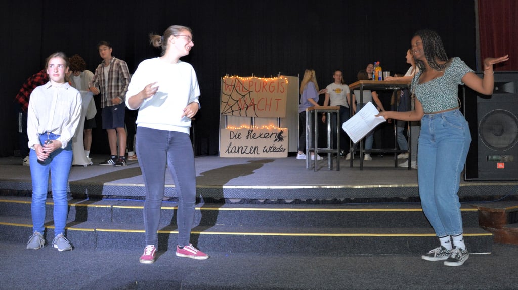 Die Theater-AG des Gymnasium Gardelegen probt ihren Faust.