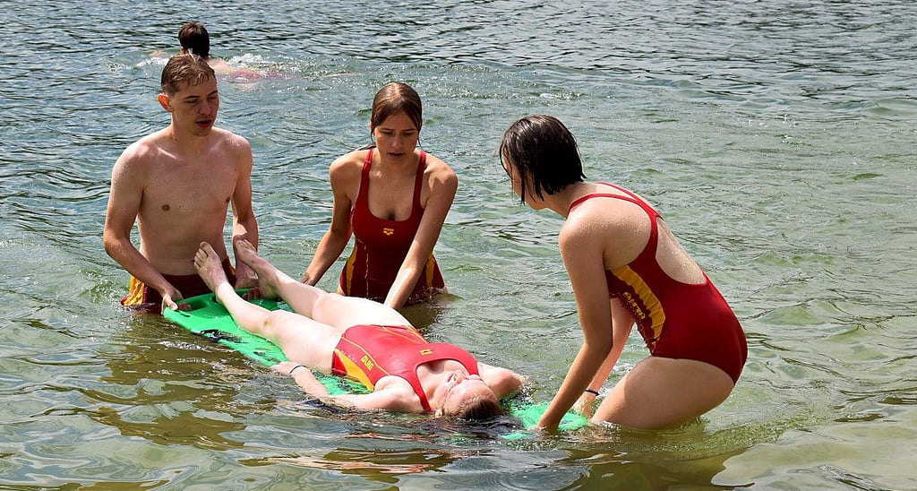 Während ihrer Rettungsschwimmer-Ausbildungswoche am Plattensee übten die Zehntklässler des Nobertusgymnasiums Magdeburg unter anderem den Umgang mit den verschiedenen Rettungsgeräten.