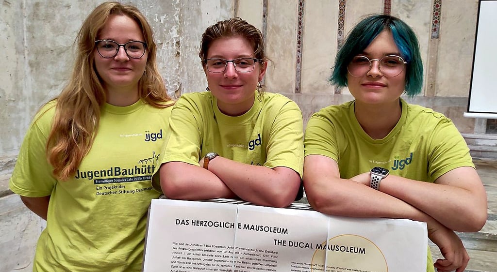 Nadine Weimer, Sonja Starke und Anna-Lena Mehltreter erarbeiten Infotafeln fürs Mausoelum. Es ist ihr Abschiedsgeschenk.