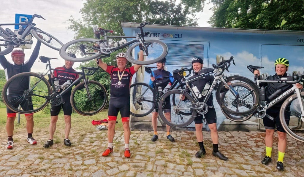 Sie freuten sich bei der Ankunft am Kap Arkona zu recht: Raik Berger, Andreas Hanel, Udo Heinrich, Frank Ludewig, Daniel Bärwald und Henryk Haucke (von links). In 24 Stunden hatten sie die Tour von Leiha aus absolviert.
