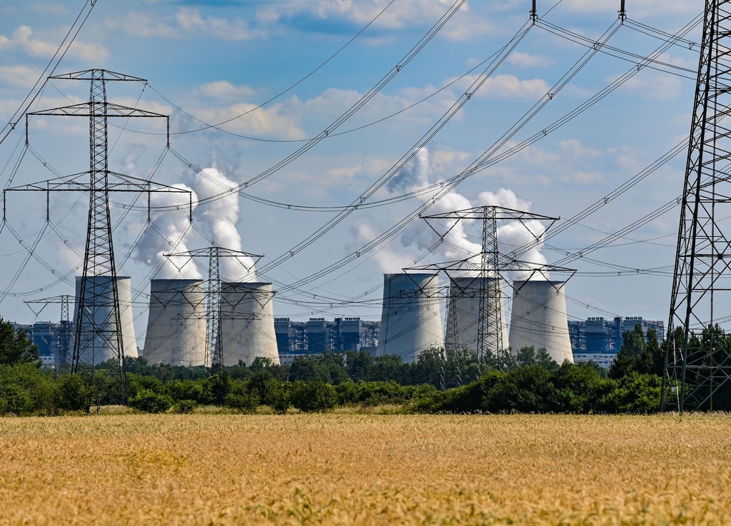 Wasserdampf steigt aus den Kühltürmen des Braunkohlekraftwerks Jänschwalde der Lausitz Energie Bergbau AG (LEAG).