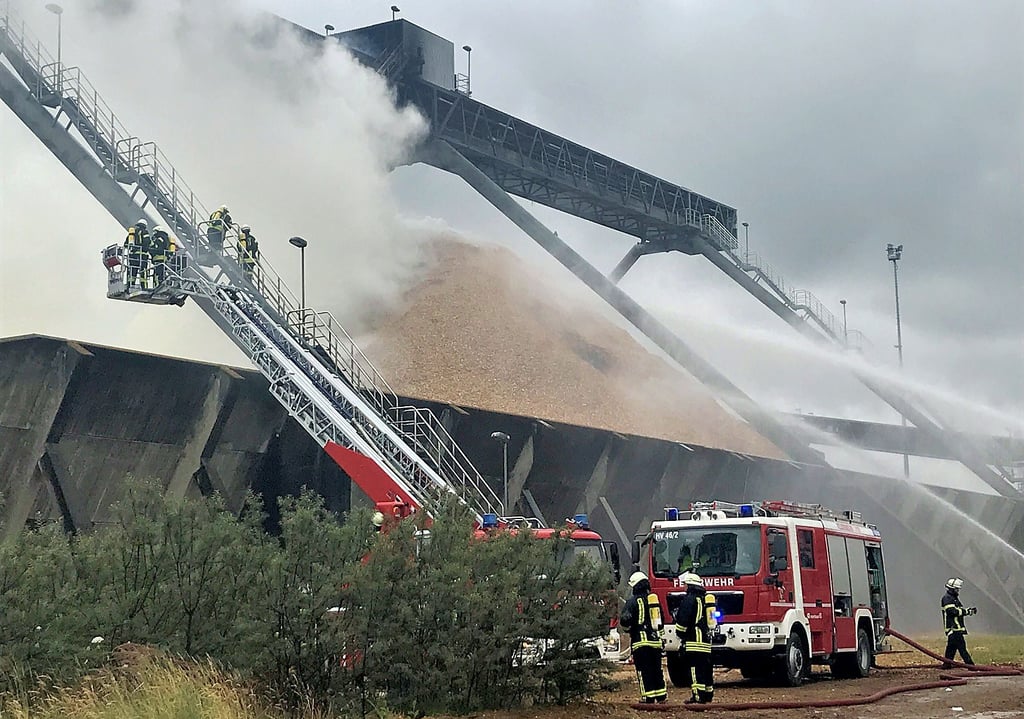 Bei der tagelangen Brandbekämpfung im Zellstoffwerk Arneburg waren auch etliche Wehren aus dem Elbe-Havel-Land eingesetzt. Hier ein Foto vom ersten Brandtag.