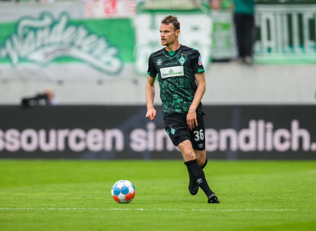Bremens Christian Groß spielt den Ball.