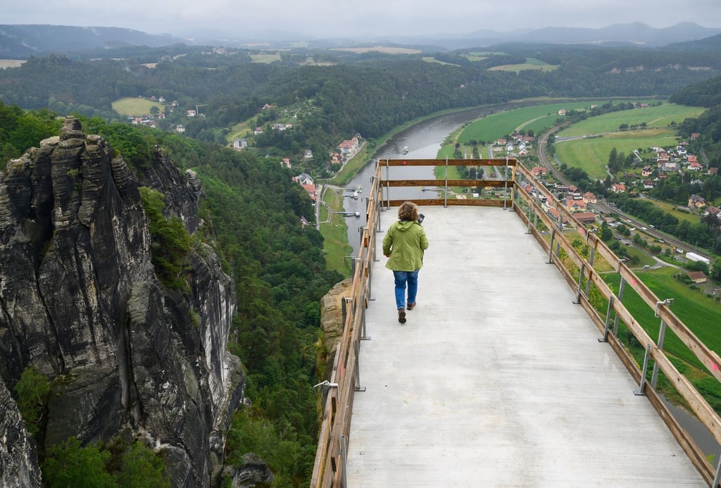 Der Aussichtssteg der Bastei wird etwa 20 Meter lang und bis zu 3,5 Meter breit. Bis Jahresende soll das Bauwerk fertiggestellt sein.