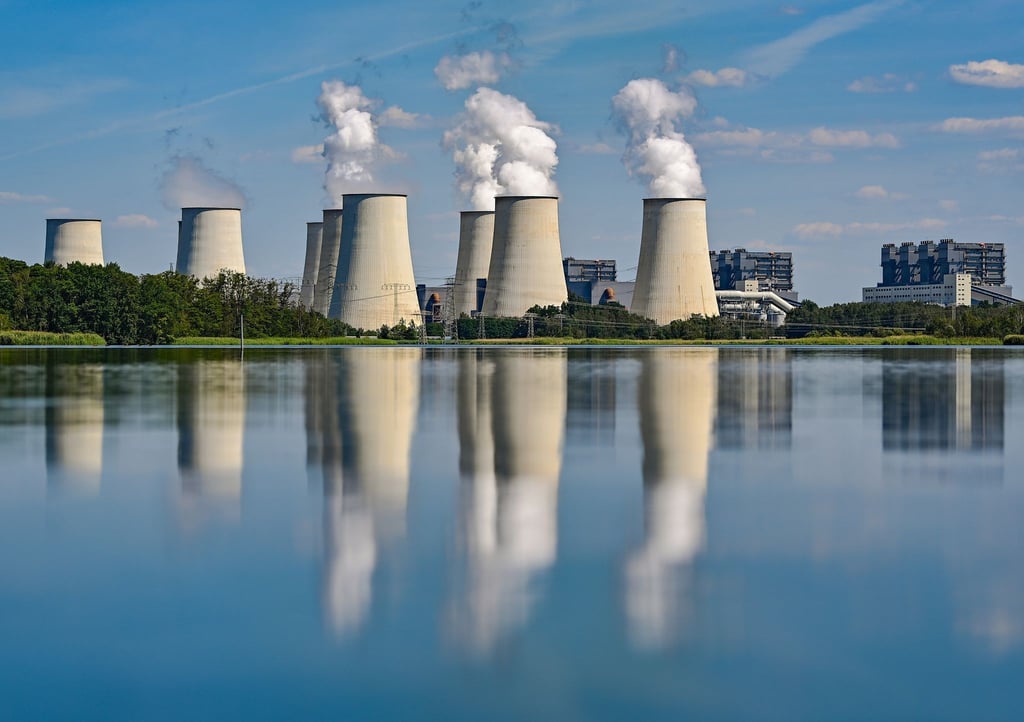 Wasserdampf steigt aus den Kühltürmen des Braunkohlekraftwerks Jänschwalde der Lausitz Energie Bergbau AG (LEAG).