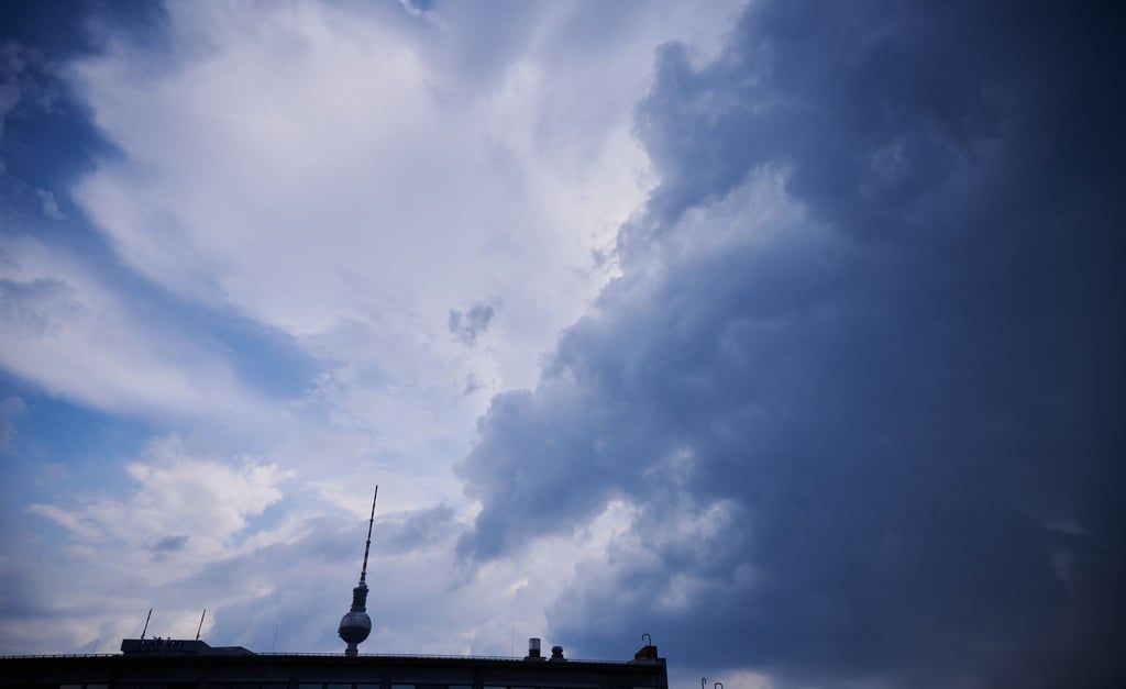 Dunkle Wolken ziehen in Richtung des Fernsehturms.