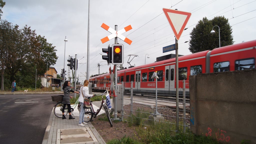 Am Bahnübergang Bahnhofstraße/Glindenberger Straße gibt es oft lange Wartezeiten.