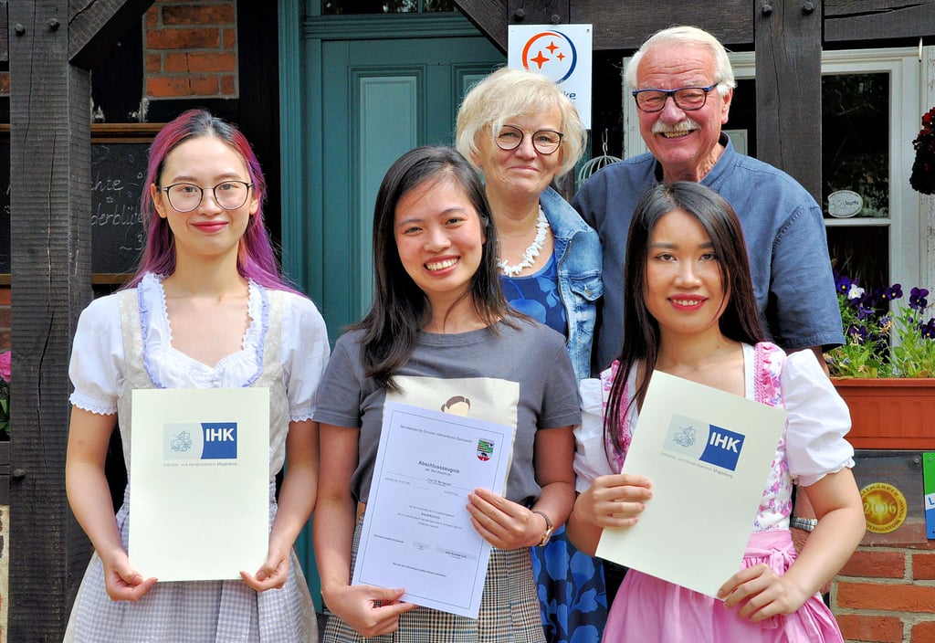 Elke und Bernd Prüfert, die Inhaber des Gutshauses Büttnershof, sind mächtig stolz auf die Abschlusszeugnisse ihrer Auszubildenden. Phuong (von links), Mai und Thuy sind nun Fachkräfte. Sie sprachen von einer „sehr schönen Zeit“ in Büttnershof.