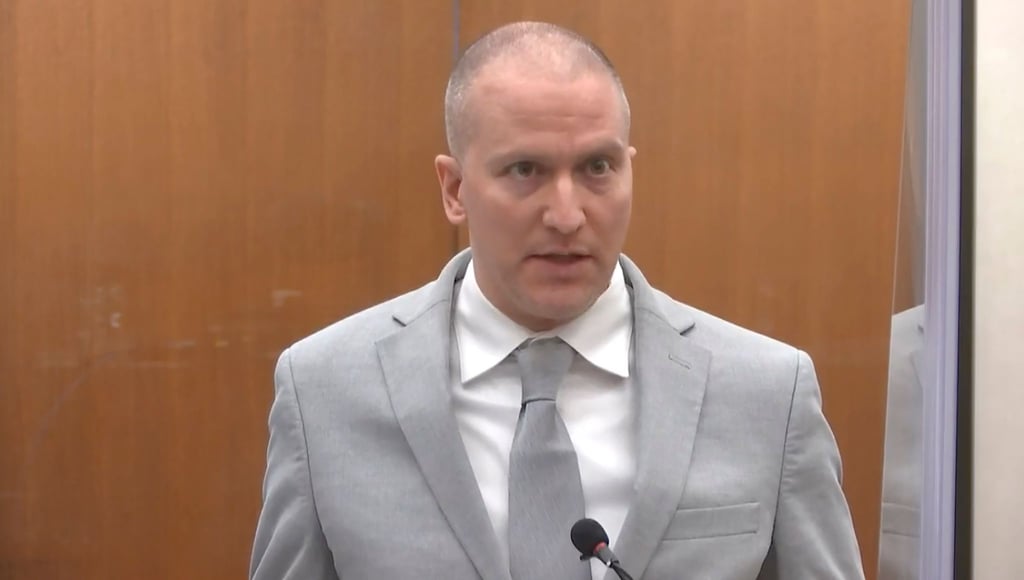 Der ehemalige Polizist Derek Chauvin sitzt im Gerichtssaal vor der Verkündung des Strafmaßes im Prozess.