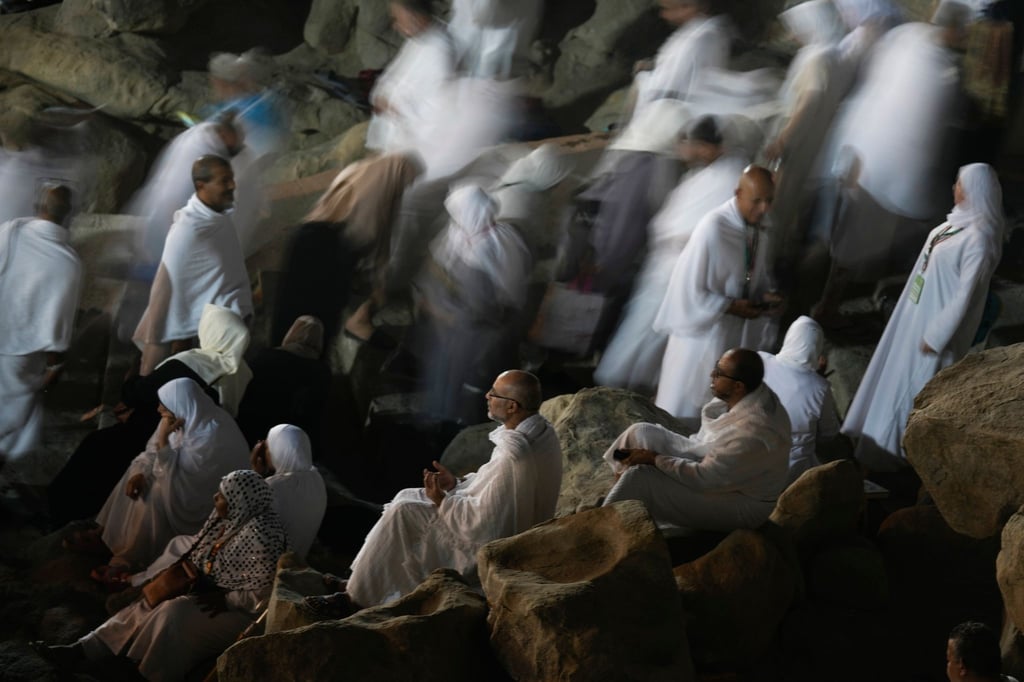 Muslimische Pilger beten auf dem felsigen Hügel in der Ebene von Arafat, der als Berg der Barmherzigkeit bekannt ist.