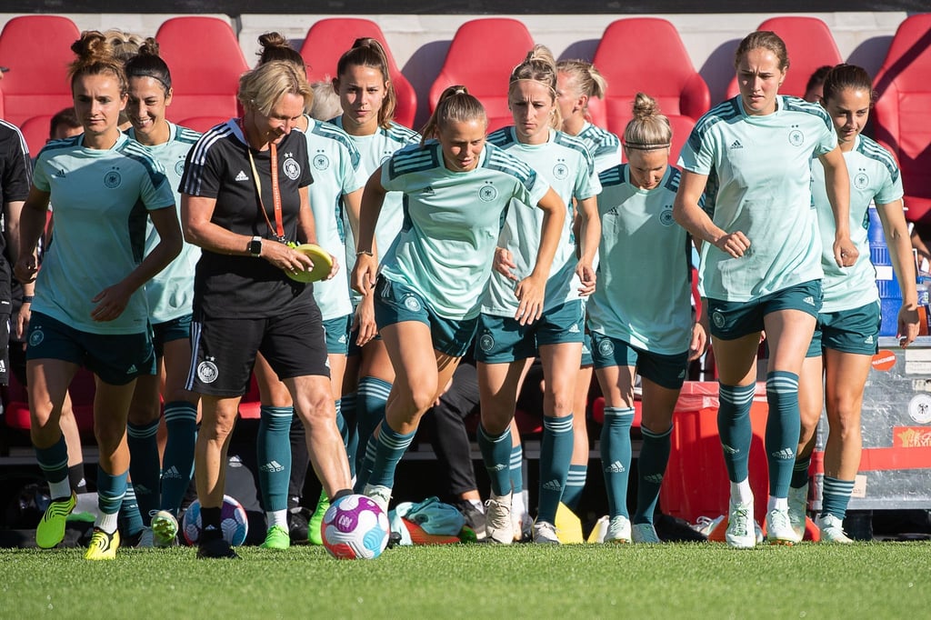Bundestrainerin Martina Voss-Tecklenburg (2.v.l.) kann aus dem Vollen schöpfen.