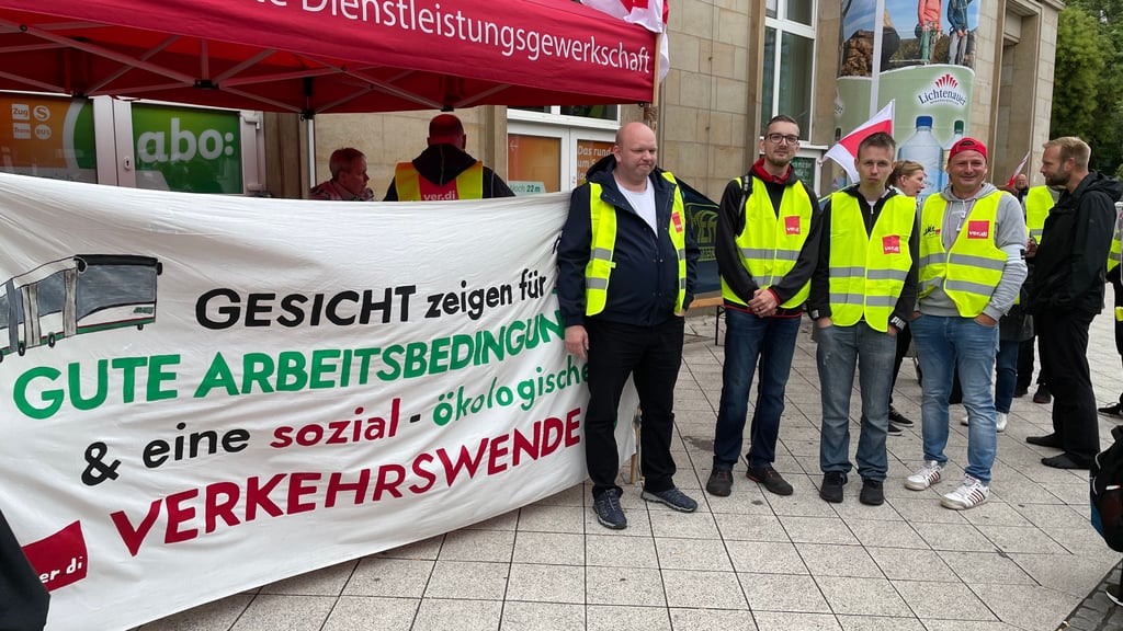 Vor der Zentrale der Magdeburger Verkehrsbetriebe ist ein Streiklokal eingerichtet.