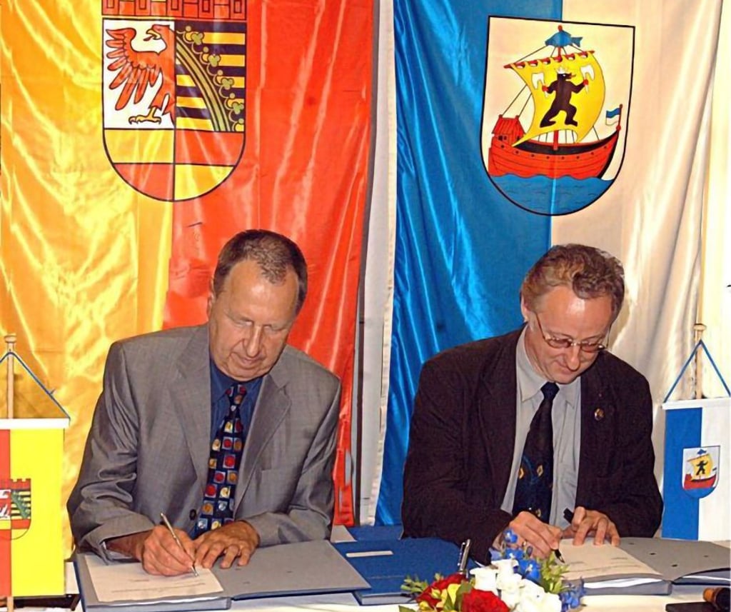 Hans-Georg Otto und Klemens Koschig unterschreiben im Juni 2005 den Fusionsvertrag, der nie Rechtskraft erhielt. Die Fusion kam 2007 auch ohne Vertrag zustande.