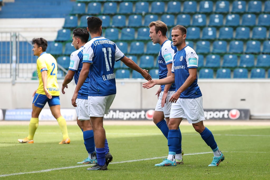 Traf für den FCM doppelt im Test gegen SC Cambuur: Leonardo Scienza (r.), der hier von Mohammed El Hankouri abgeklatscht wird.