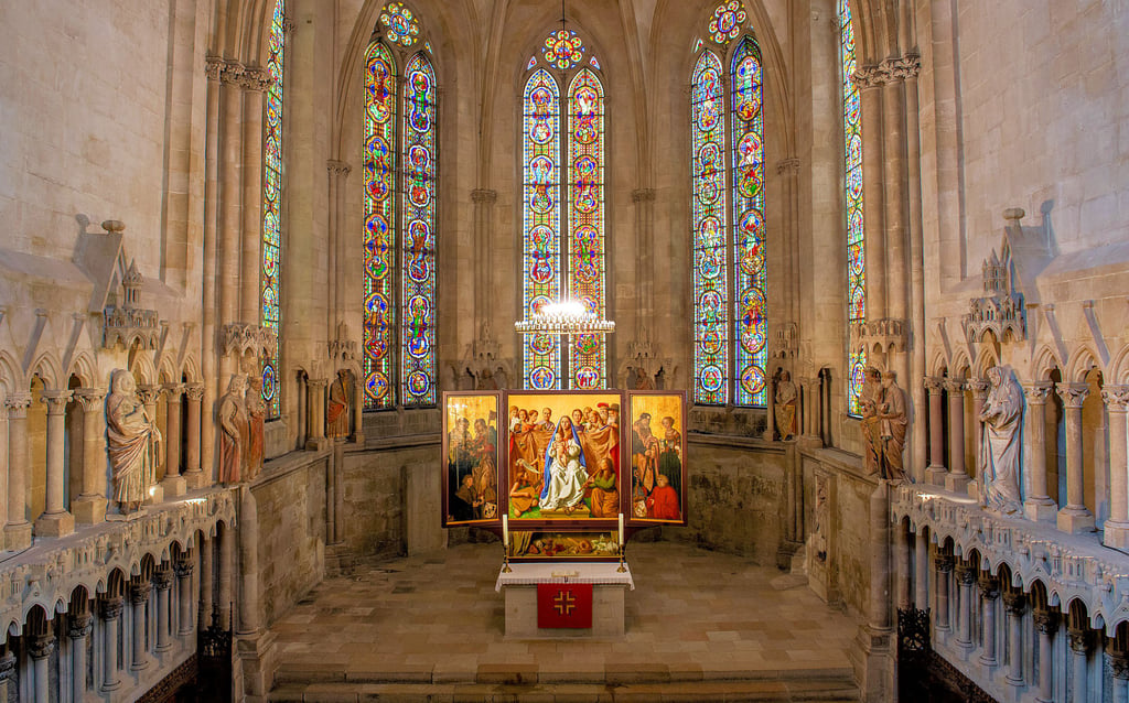 Dieser Altar samt nun gerade vervollständigtem Aufsatz im Westchor des Doms, gleich neben der Uta, sorgt derzeit für heftige Diskussionen.
