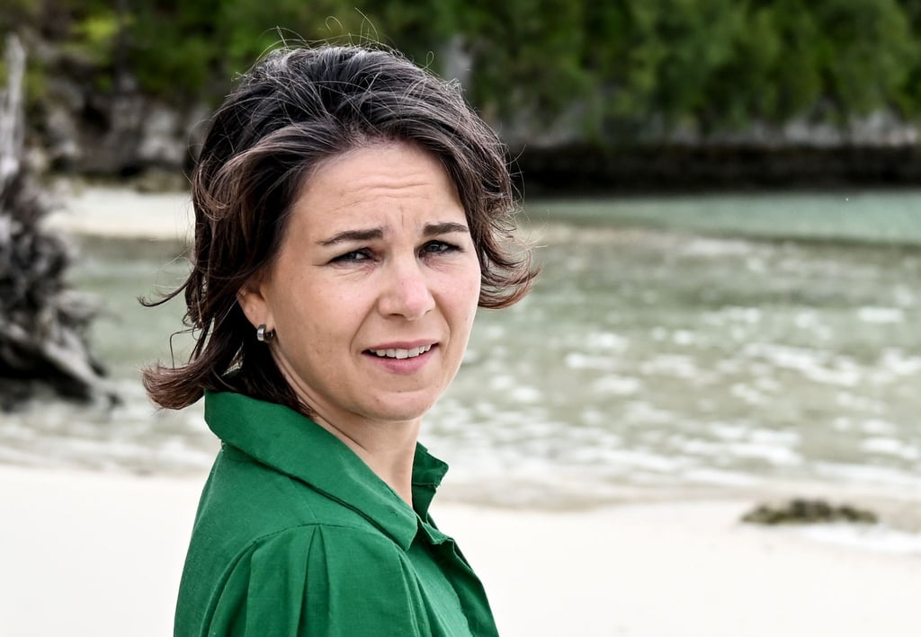 Annalena Baerbock steht am Strand der Insel Ngkesill.