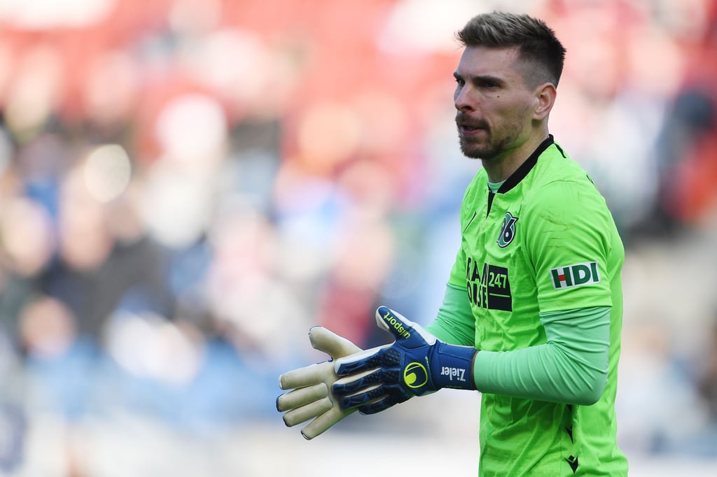 Hannovers Torwart Ron-Robert Zieler steht auf dem Spielfeld.