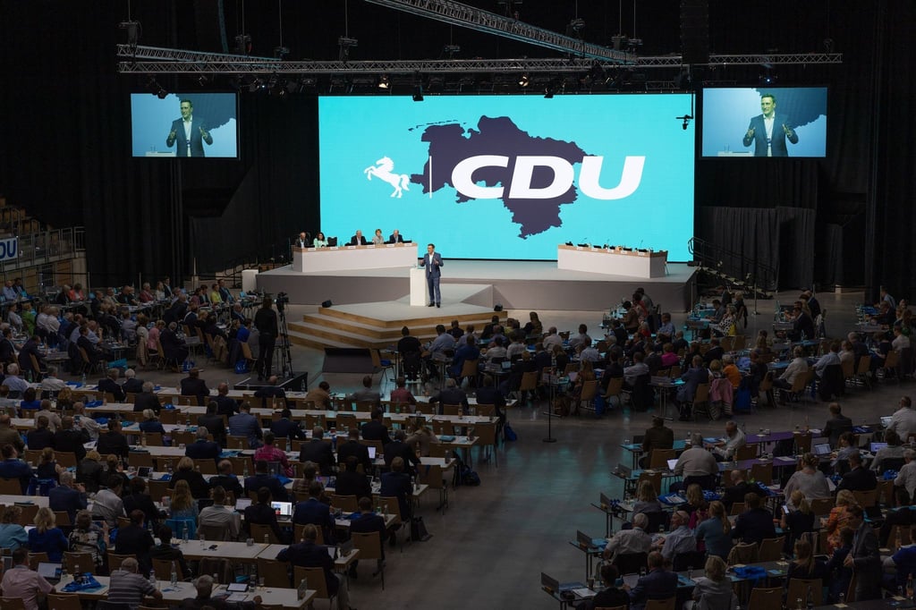 Generalsekretär Sebastian Lechner spricht beim Landesparteitag der CDU Niedersachsen auf dem Podium.