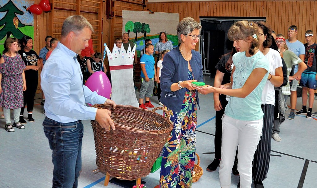 Schüler und Mitarbeiter der Havelberger Förderschule „Am Lindenweg“ bereiteten Petra Heidrich einen herzlichen Abschied in den Ruhestand. Ihr Nachfolger ist Jens-Uwe Kaluza (links).