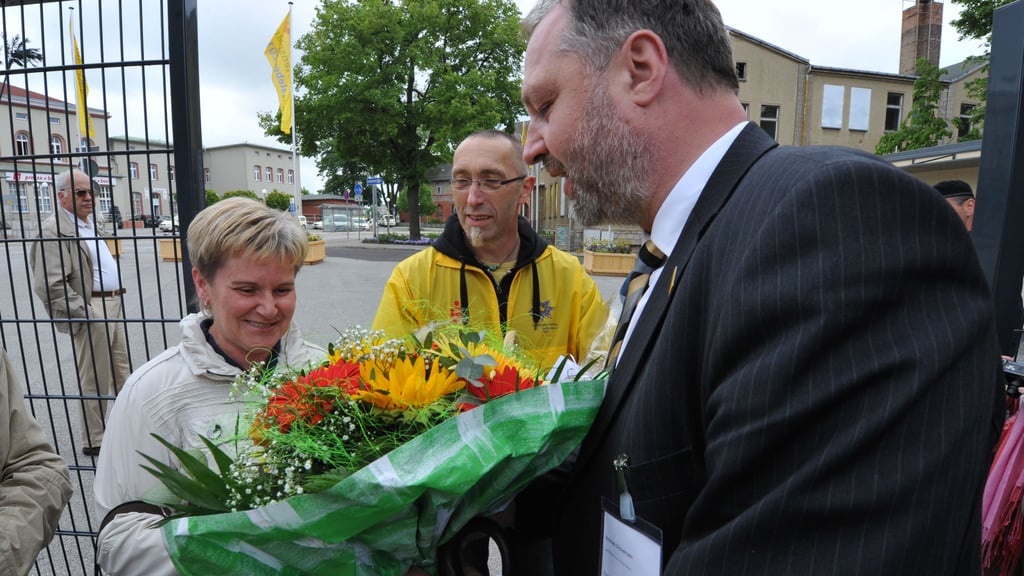 OB Michelmann begrüßt die 111.111. Besucherin der Landesgartenschau 2010: Monika Graupner aus Lößnitz.