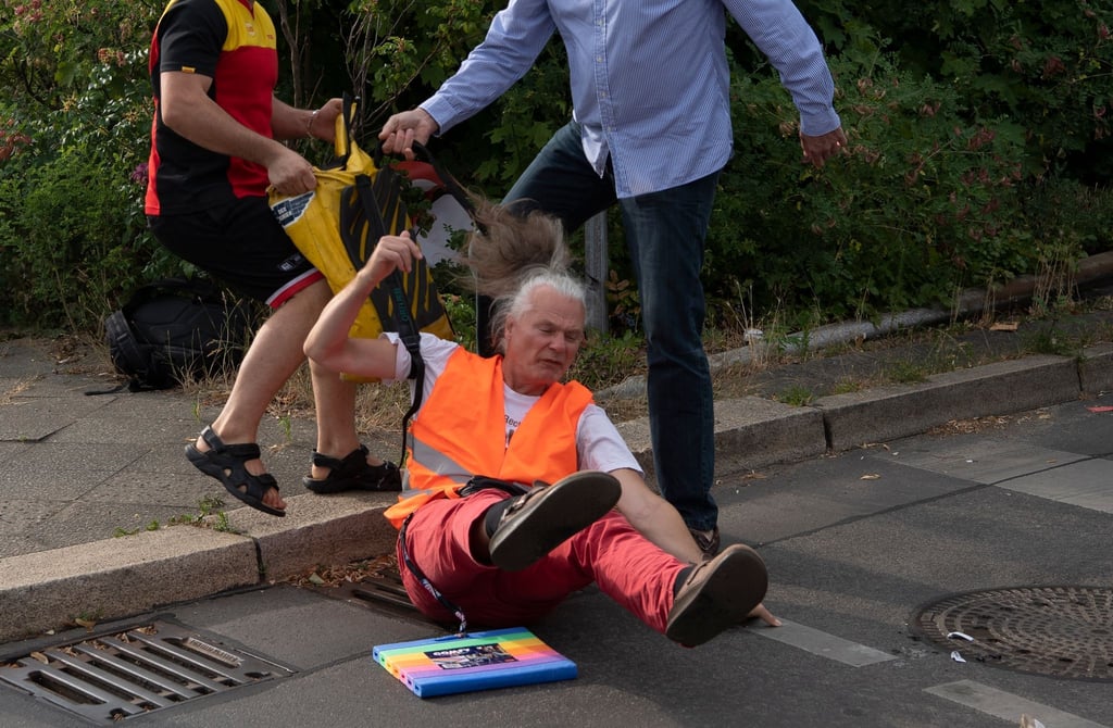 An zahlreichen Stellen in der Stadt haben die Aktivisten erneut Straßen blockiert.
