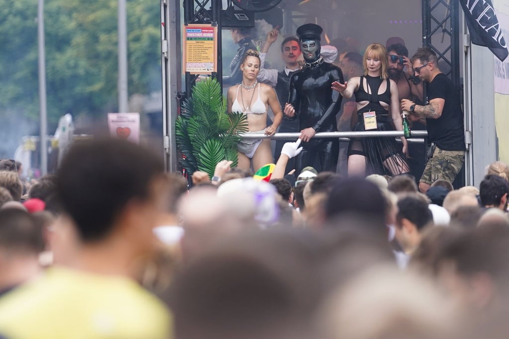 Unter dem Motto „Rave the Planet“ zieht eine Parade aus Technofans tanzend zur Siegessäule.