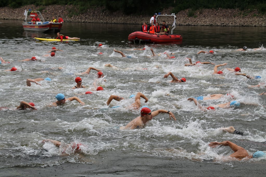 Mächtig was los beim Start: Die 2.000-Meter-Distanz begann beim diesjährigen Saaleschwimmen an der Schleuse Gimritz.