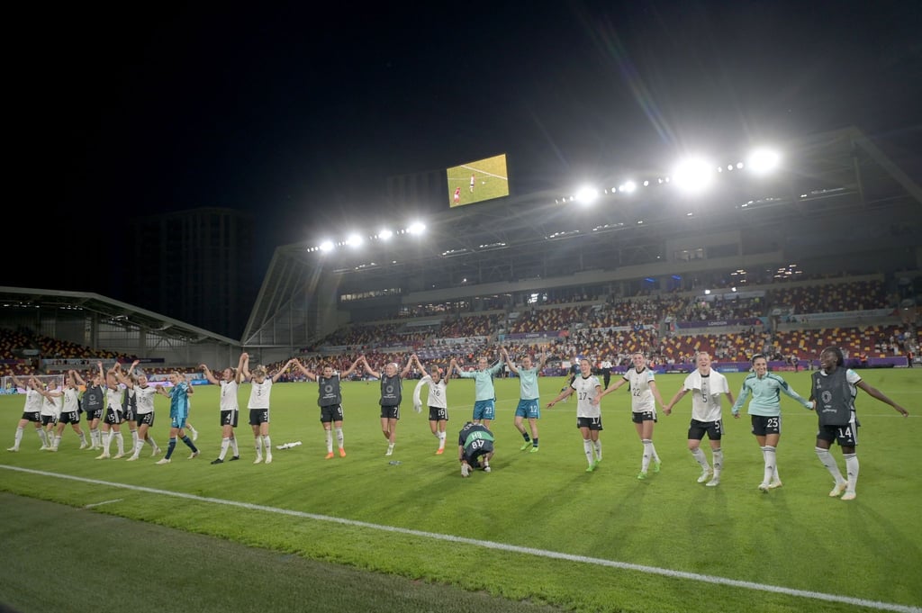 Deutschlands Spielerinnen jubeln nach dem 4:0-Auftaktsieg gegen Dänemark.