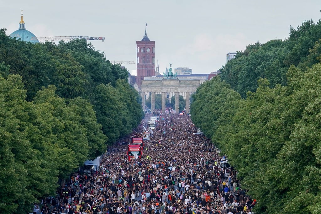 Unter dem Motto „Rave the Planet“ zieht eine Parade aus Technofans am Brandenburger Tor vorbei.