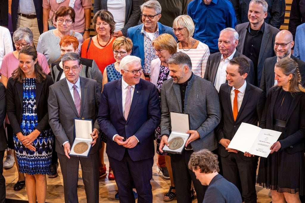 Bundespräsident Frank-Walter Steinmeier (M) steht mit den Preisträgern nach dem Festakt bei den Tage der Chor- und Orchestermusik für ein Erinnerungsfoto auf der Bühne.