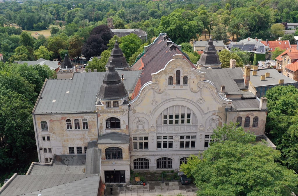 Der Volkspark von der Kleinen Gosenstraße aus gesehen: Die Sanierungspläne sehen unter anderem den Bau eines Außenaufzugs rechts am Haus vor.