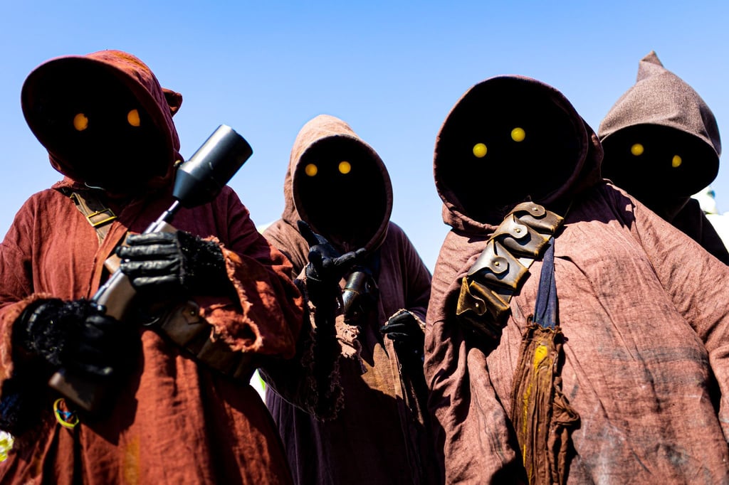 Teilnehmer der „Star Wars“-Parade stehen auf dem Schützenfestgelände.