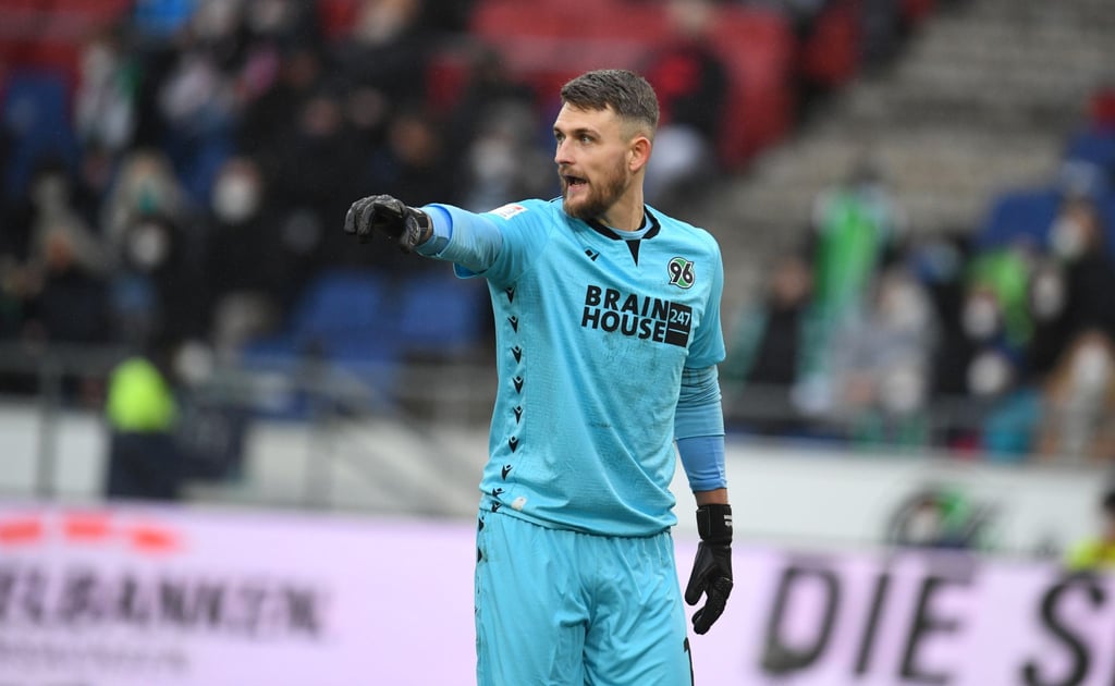 Hannovers Torwart Martin Hansen steht auf dem Feld.