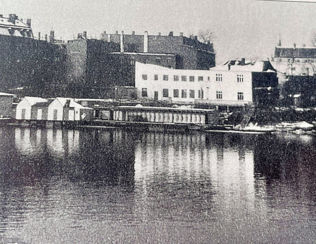 Das Foto zeigt das Werderschlösschen (weißes Haus), in dem die Firma Marschner 1936 einzog.