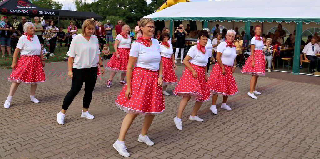Die Linedance-Gruppe aus Büden trat beim Dorffest auf.