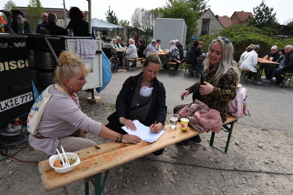 Christine Gallinat (l.) sammelte im Bürgerpark in Egeln Unterschriften gegen eine Kürzung der Mittel für die Schulsozialarbeit.