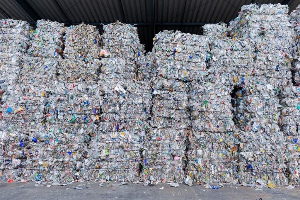 Sortierte Verpackungsabfälle stehen gepresst neben einer Halle, nachdem sie in der Sortieranlage des Entsorgungsunternehmens Remondis getrennt worden sind.