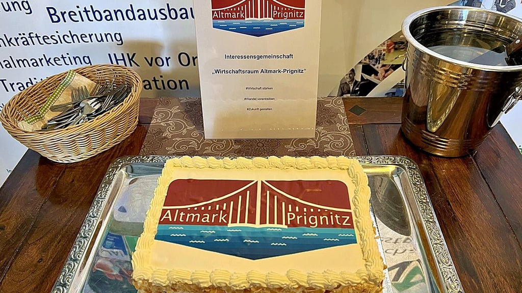 Eine Torte, die von der Landbäckerei in Stendal stammt, trägt das neue Logo des Wirtschaftsraums Altmark-Prignitz.