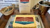 Eine Torte, die von der Landbäckerei in Stendal stammt, trägt das neue Logo des Wirtschaftsraums Altmark-Prignitz.