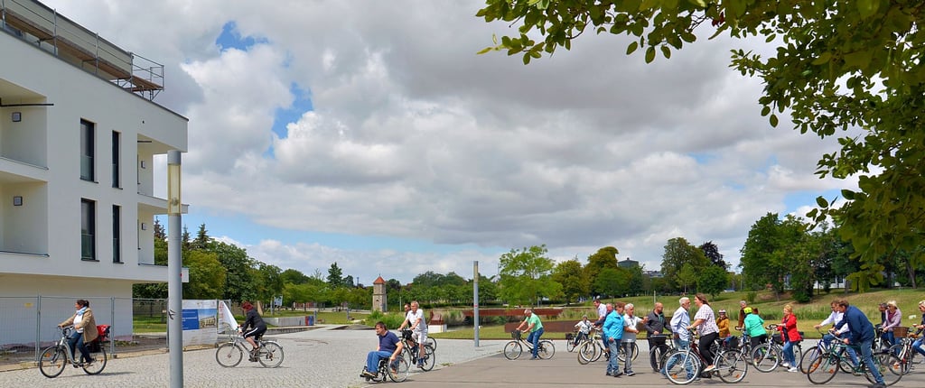 Etwa 30 Teilnehmer nahmen die Einladung zur „Grand Tour“ mit den Planern an und radelten am Sonntagnachmittag, am Stadtsee beginnend, durch Staßfurt.