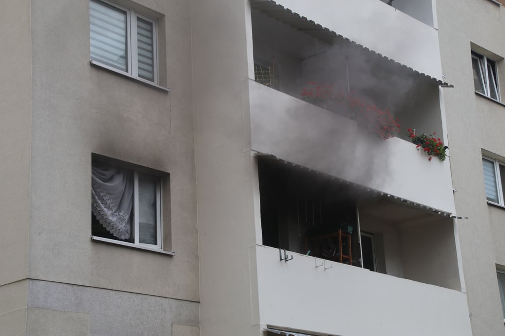 Rauch drang aus der Wohnung in Halle-Neustadt.
