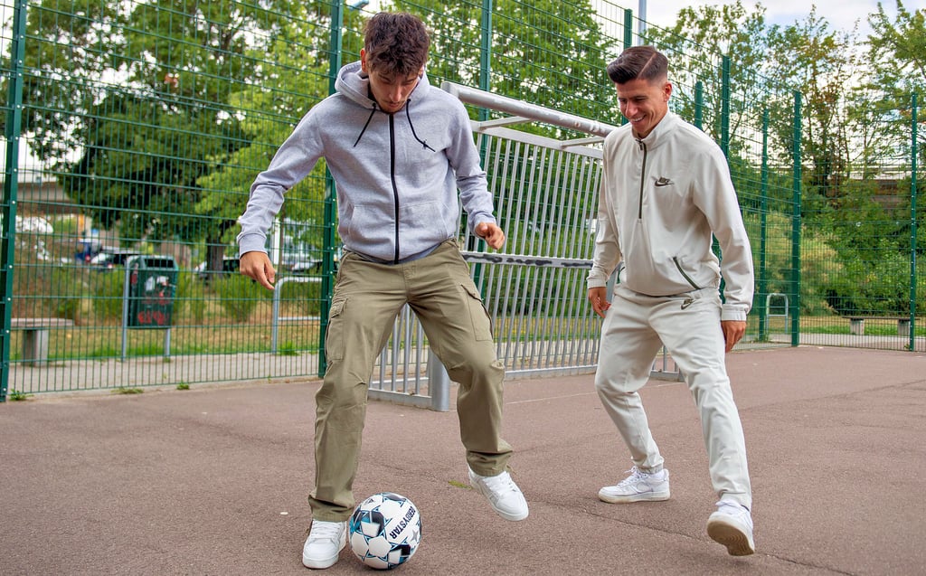 Der Spaß ist den Berliner Straßenfußballern Timur Gayret (l.) und Tunay Deniz beim Spielen auf Beton anzusehen.