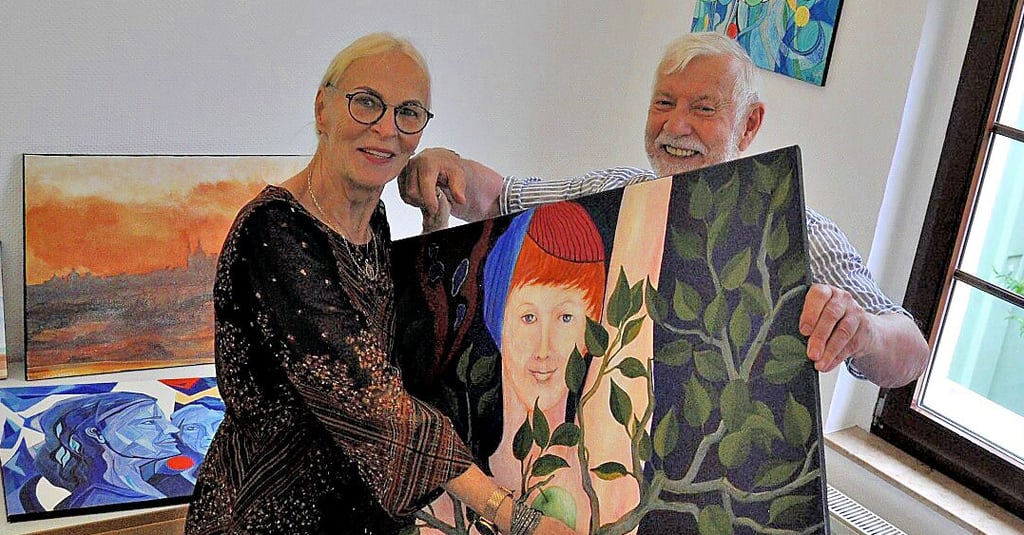 Luise und Marian Siwek mit dem Bld „Eva mit dem Apfel“. Ab heute sind 16 Bilder mit Landschaften und Figuren in der Stadt- und Kreisbibliothek zu sehen.
