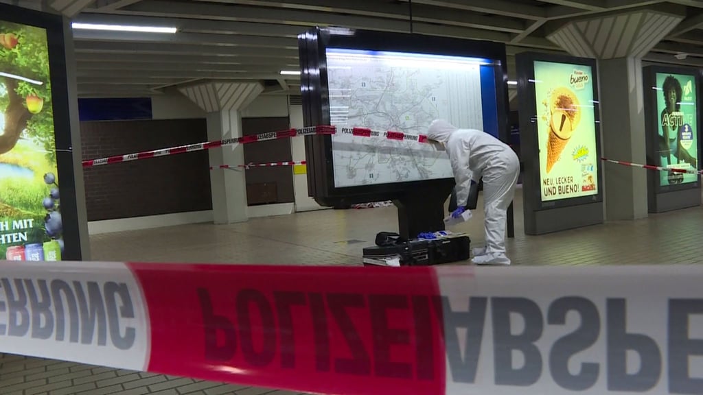 Die Spurensicherung arbeitet am Tatort.