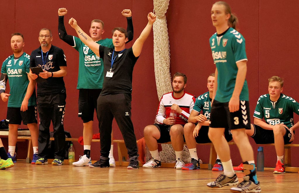 Immer engagiert an der Trainerbank des BSV 93 Magdeburg dabei: Mark Illig (Vierter v. l.).
