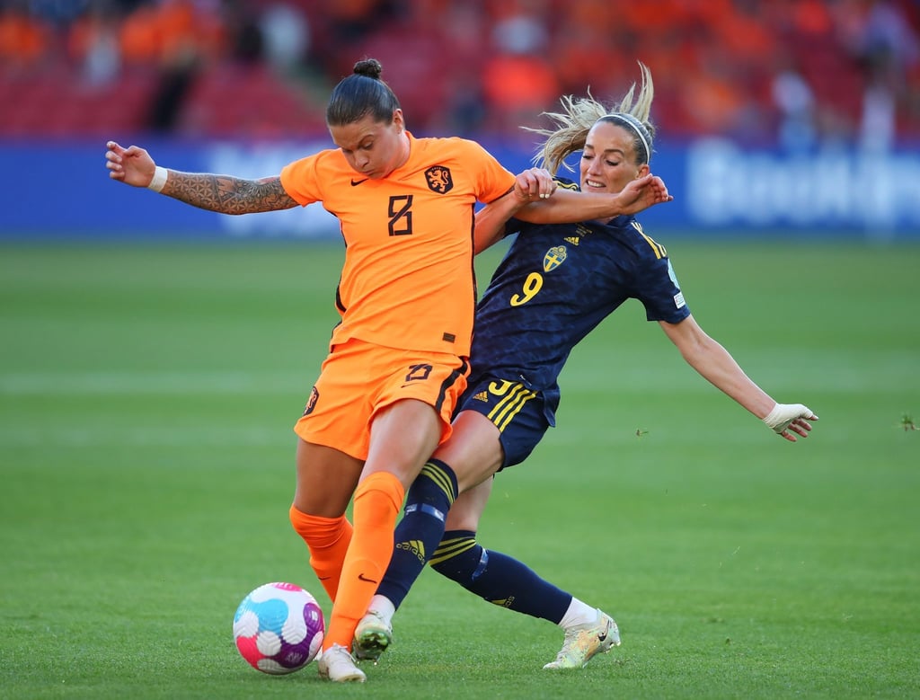 Die Niederländerin Jill Roord (l) im Zweikampf mit der Schwedin Kosovare Asllani.